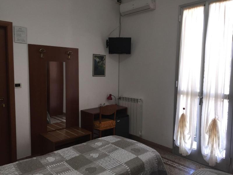 Hotel Lora Rda Luxury Бордихера Екстериор снимка
