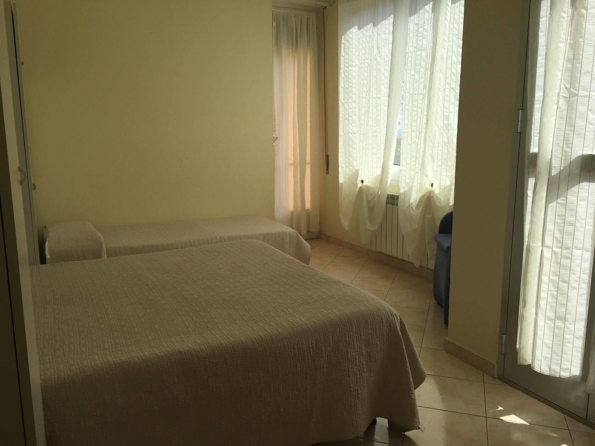 Hotel Lora Rda Luxury Бордихера Екстериор снимка